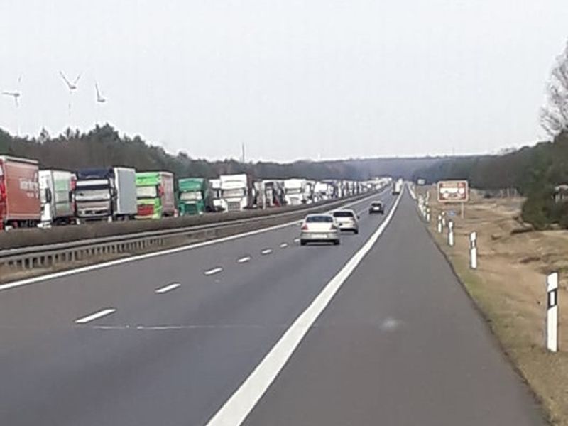 Grenzschließung zu Polen wegen des Coronavirus. LKW-Grenzstau auf der A15 in Richtung Polen
