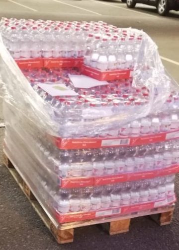 Eine private Initiative brachte den Fahrern auf der A15 750 Flaschen Wasser
