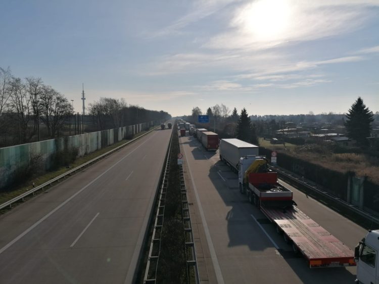 Riesige LKW-Staus an den Grenzübergängen zu Polen. Auf- und Abfahrten gesperrt