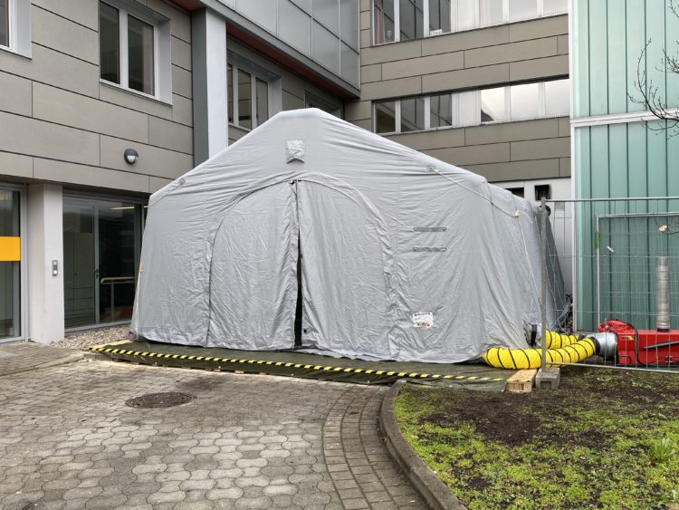 Carl-Thiem Klinikum Cottbus richtet Testzelt für Coronavirus ein