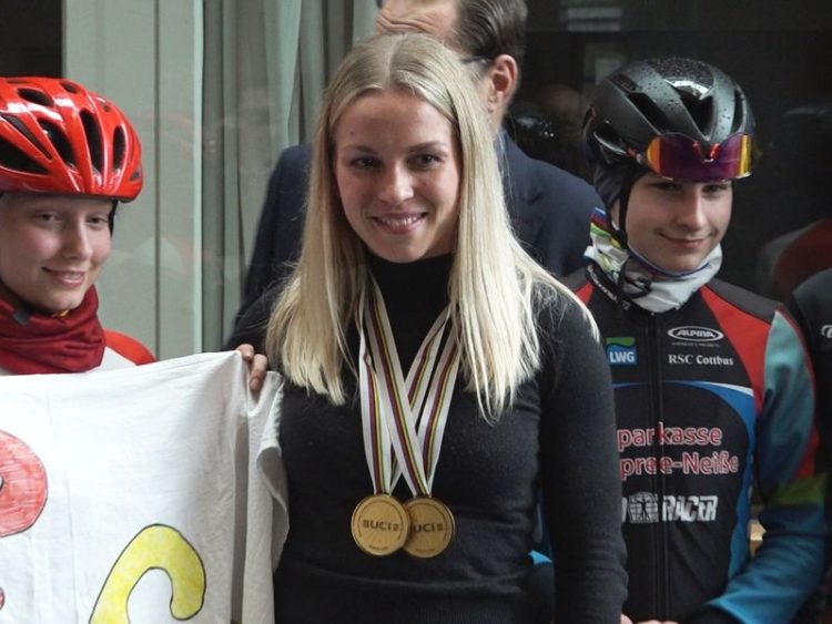 Dreifach-Weltmeisterin Emma Hinze in Cottbus empfangen