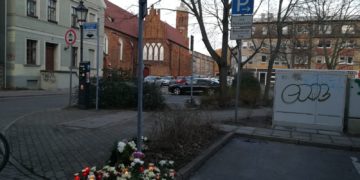 Blumen und Kerzen_Trauer um erschossenen 31-Jährigen in Cottbuser Innenstadt
