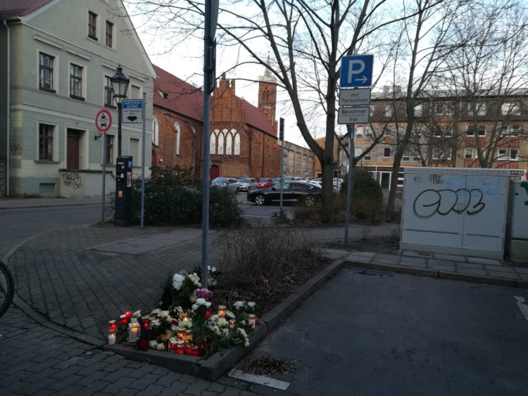 Blumen und Kerzen_Trauer um erschossenen 31-Jährigen in Cottbuser Innenstadt