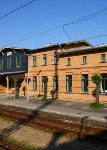 Empfangsgebäude des Bf Ortrand - Typenbau der Cottbus-Großenhainer Eisenbahngesellschaft, gleich den Gebäuden in Lampertswalde, Ruhland und Drebkau. Foto: Thiel, 2013