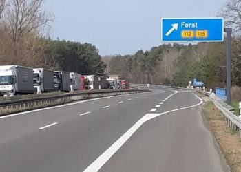 Nach Grenzschließung. Lange LKW-Grenzstaus auf A15 und A12