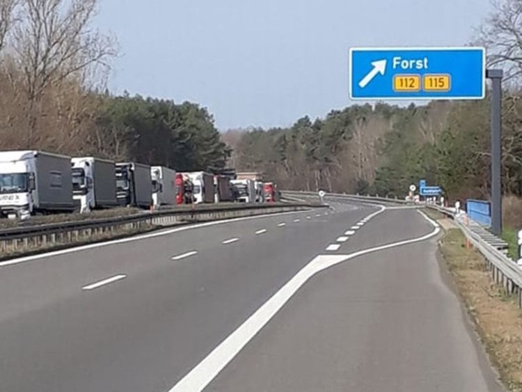 Nach Grenzschließung. Lange LKW-Grenzstaus auf A15 und A12