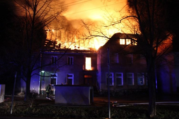 Verletzter bei Dachstuhlbrand in Hirschfeld