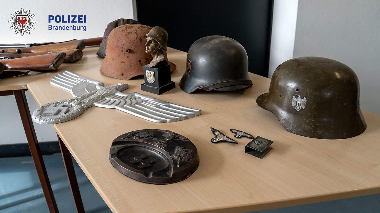 Waffenhändler in Brandenburg durchsucht; Polizei Brandenburg