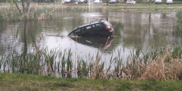 Calau: Auto landet im Teich