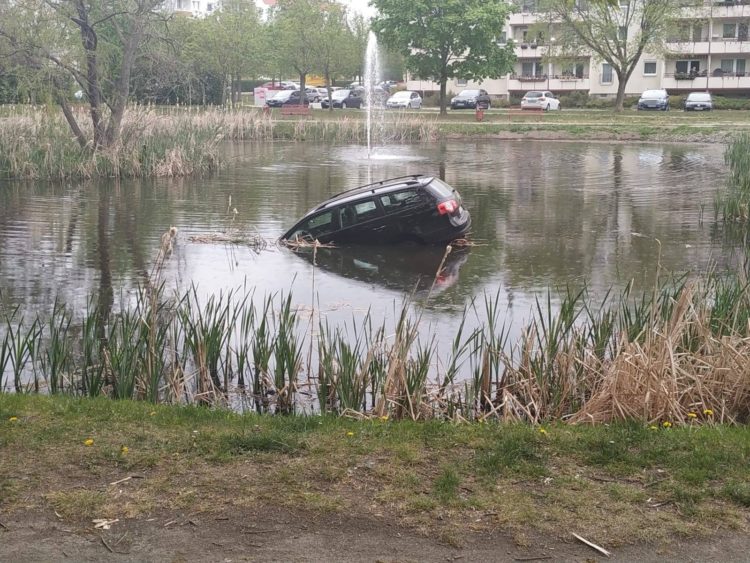 Calau: Auto landet im Teich