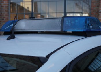 Vater auf dem Beifahrersitz. 14-Jähriger fährt Auto durch Senftenberg