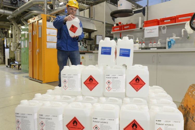 Kostenfreie Desinfektionsmittel! BASF Schwarzheide startet Produktion