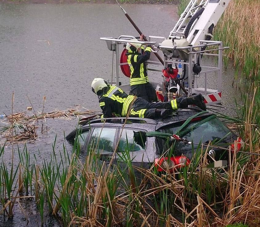 Die Calauer Feuerwehr musste ein Auto aus einem Teich bergen; Foto: Feuerwehr Calau