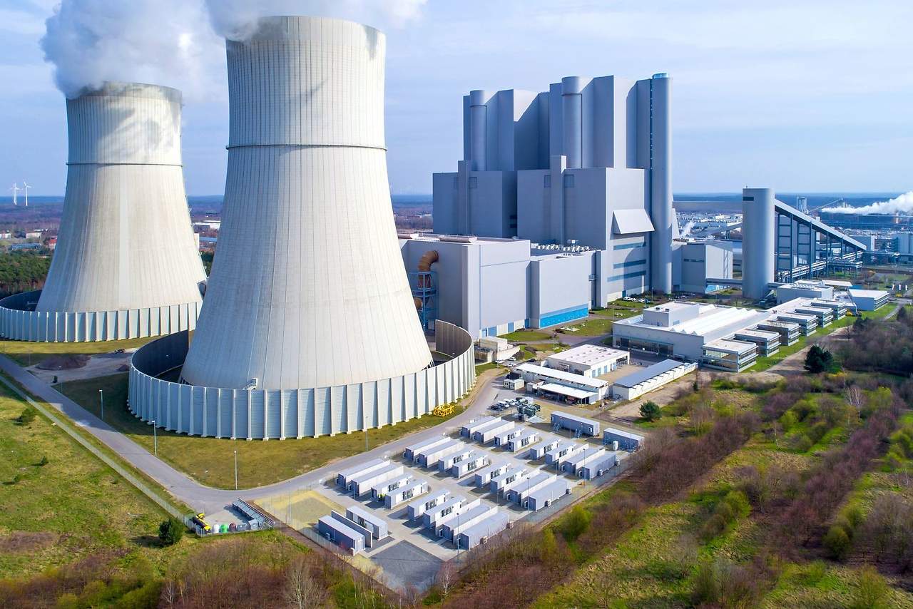 Big Battery Lausitz mit Kraftwerk Schwarze Pumpe; Foto: LEAG