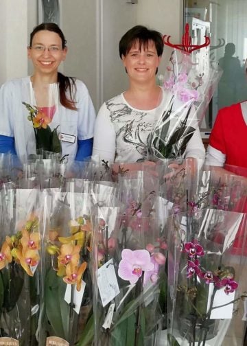 Pflegedienstleiterin Jana Kupke (m.) und die Mitarbeiterinnen des ambulanten Pflegedienstes des DRK-Kreisverbands Lausitz in Herzberg freuten sich über die besonderen Blumengrüße der Agrargenossenschaft und der Stadt Herzberg. (Foto: DRK-KV Lausitz).