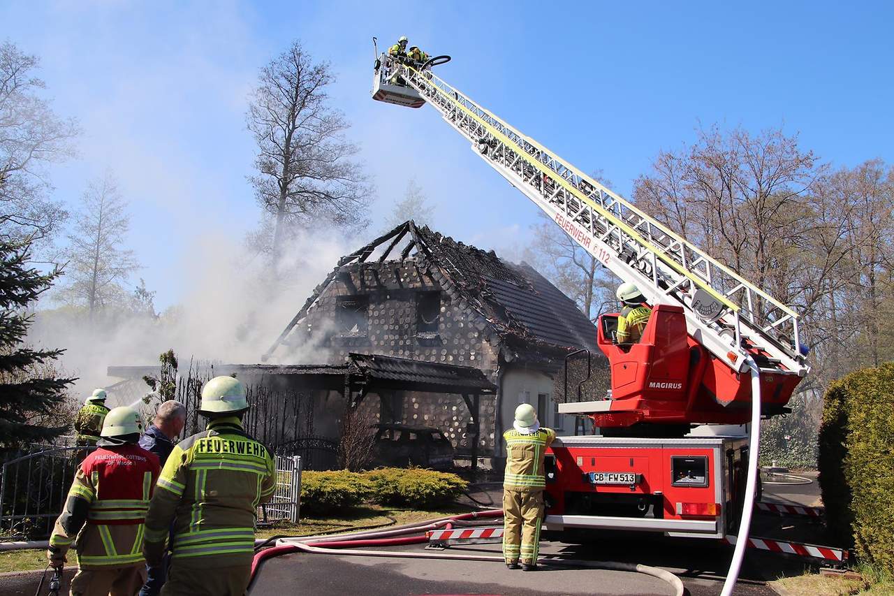 Wohnhaus in Cottbus-Madlow brannte; Foto: Blaulichtreporter Cottbus