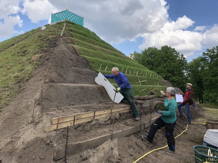 Landpyramide im Branitzer Park erhält Stufen. Sanierte Wege freigegeben