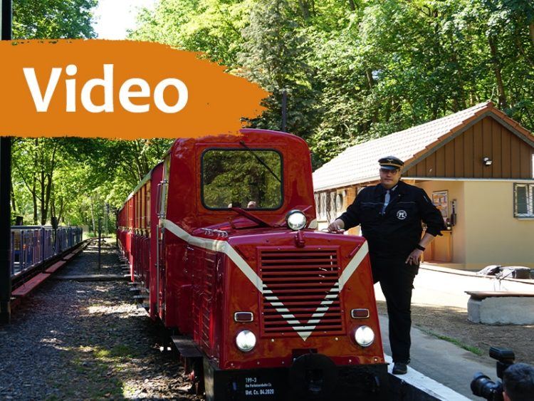 Cottbuser Parkeisenbahn mit erneuertem Bahnhof "Park und Schloss Branitz"