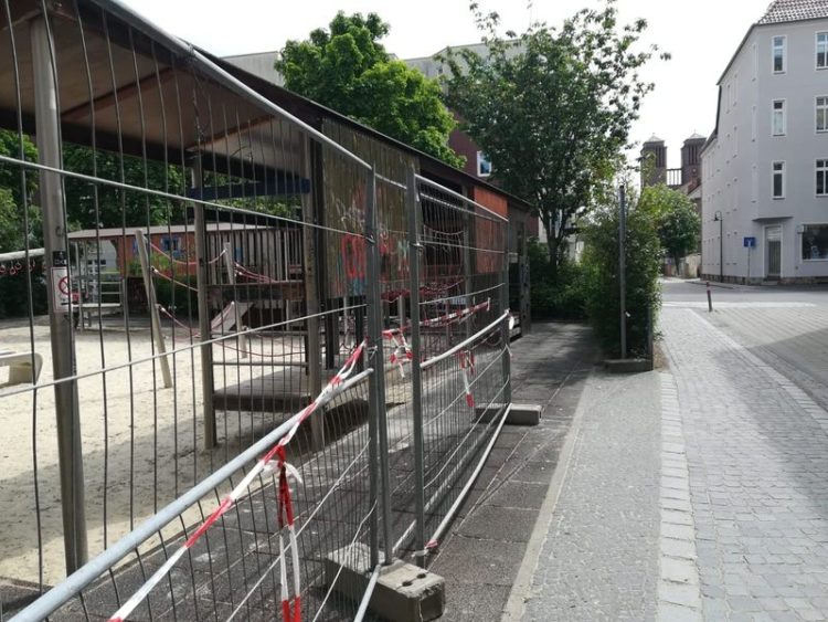 Spielplatz in der Cottbuser Tiegelgasse wegen Schäden gesperrt