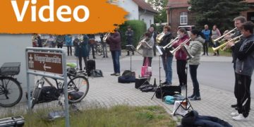 Sonntagabendkonzert des Posaunenchores vor der Sielower Kirche