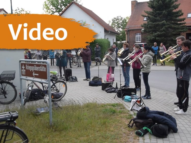 Sonntagabendkonzert des Posaunenchores vor der Sielower Kirche