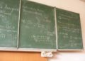 Schultafel in einem Klassenzimmer (Symbolbild)