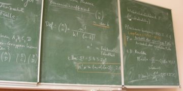 Schultafel in einem Klassenzimmer (Symbolbild)