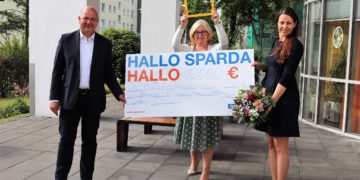 Sibylle Stahn, Leiterin des Elternhauses (Mitte) nimmt die Spende der Sparda-Bank Berlin von Kai Böttcher (Filialleiter) und Daniela Lehnigk entgegen.
