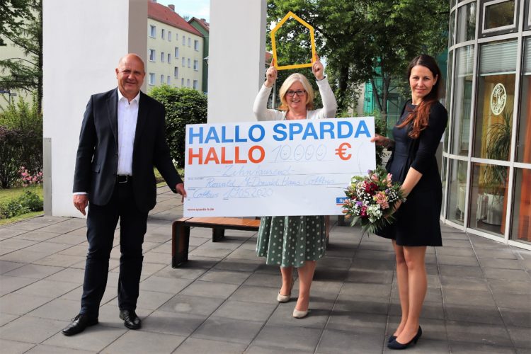 Sibylle Stahn, Leiterin des Elternhauses (Mitte) nimmt die Spende der Sparda-Bank Berlin von Kai Böttcher (Filialleiter) und Daniela Lehnigk entgegen.