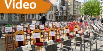 Gastronomiebranche in Not. Aktion "leere Stühle" in Cottbus
