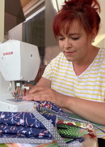 Hanni Jänchen bei der Maskenproduktion auf der heimischen Nähmaschine. Foto: privat