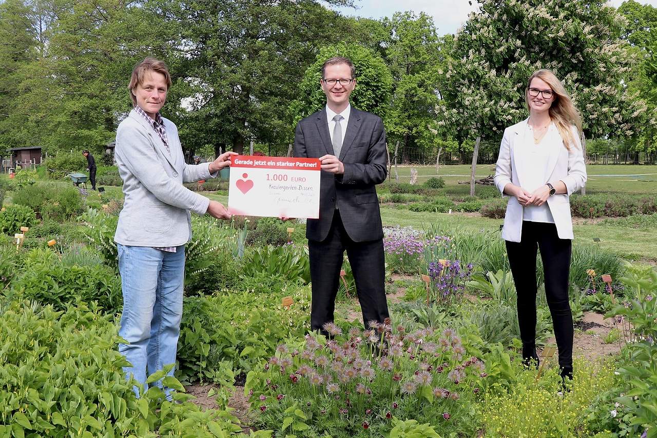 Die Sparkasse Spree-Neiße übergibt 1.000 Euro an den Kräutergarten in Dissen