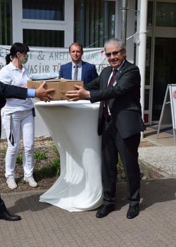 Landrat Spree-Neiße übegibt Masken an MediClin Reha-Zentrum Burg