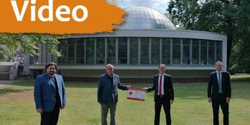 Sparkasse Spree-Neiße überreicht 1.000 Euro an Cottbuser Planetarium
