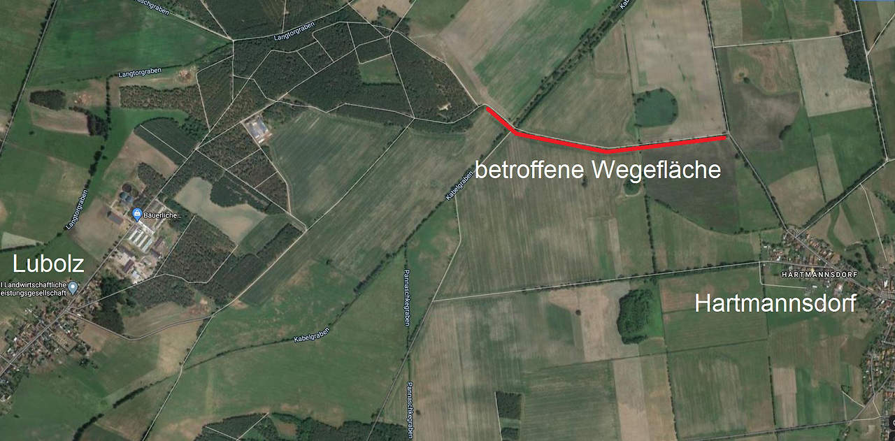 Tonnenweise Asphaltfräsgut zwischen Lubolz und Hartmannsdorf illegal entsorgt; Foto: Landkreis Dahme-Spreewald