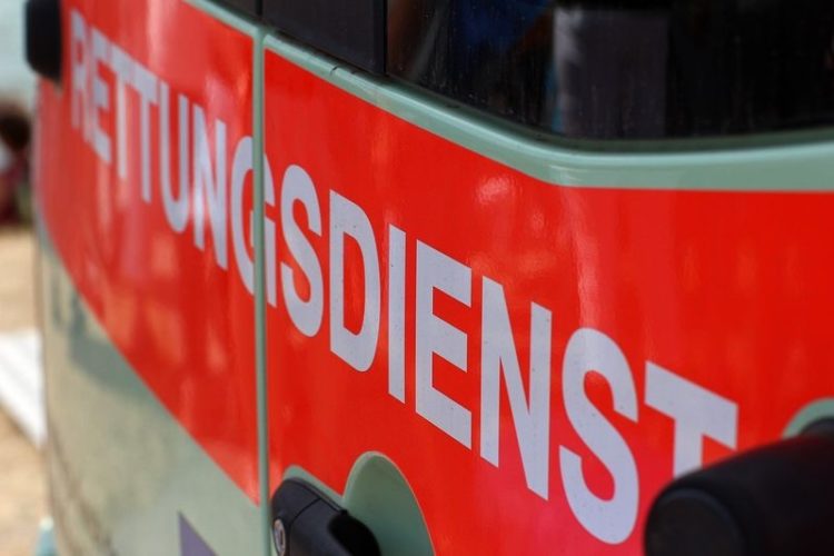 Staakow: Kleinbus touchiert Sattelzug auf der A13. Sechs Verletzte