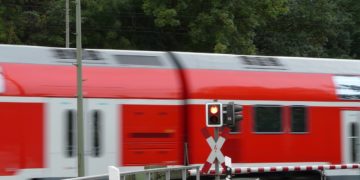 Traktor rammt Bahnschranke in Saßleben. Verzögerungen im Bahnverkehr
