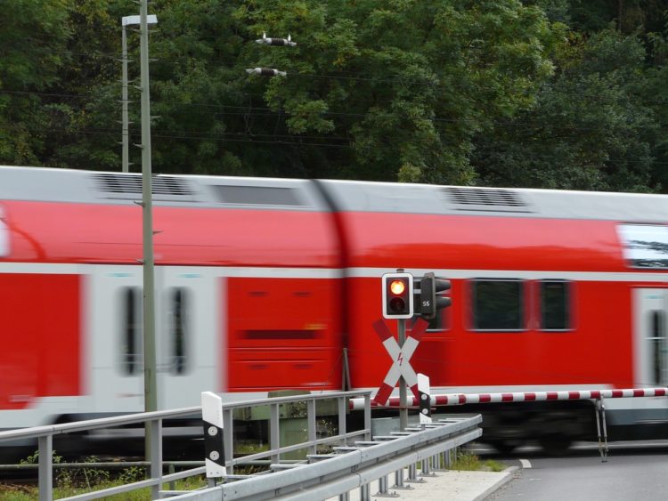 Traktor rammt Bahnschranke in Saßleben. Verzögerungen im Bahnverkehr