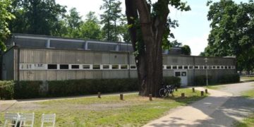 Die sanierte Turnhalle Elsterwerda mit neuer Blechfassade und Fensterfront mit Wärmeverbundglas