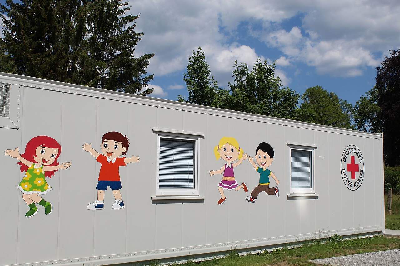 Der DRK-Kleidercontainer in Ruhland wurde von Schülern der Oberschule kreativ gestaltet und beinhaltet Kinderkleidung.; Foto: DRK Lausitz