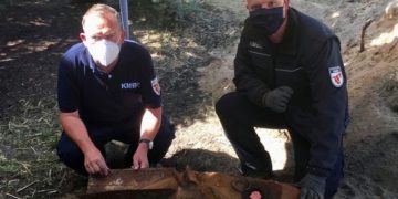 Sprengmeister Enrico Schnick (r.) und Uwe Zierdt (l.) entschärften die 50kg Fliegerbombe in Spremberg/Trattendorf