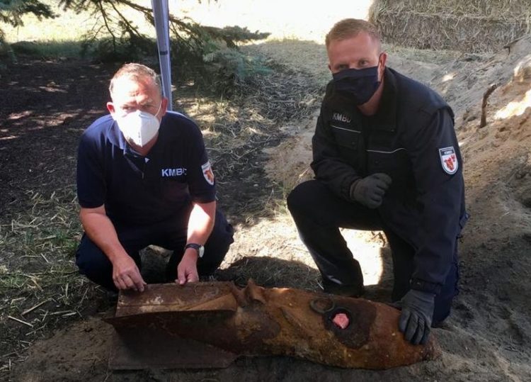 Sprengmeister Enrico Schnick (r.) und Uwe Zierdt (l.) entschärften die 50kg Fliegerbombe in Spremberg/Trattendorf