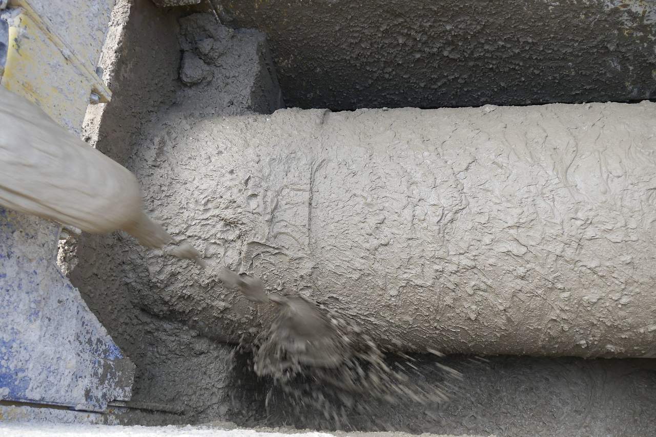 Der direkt an der Baustelle hergestellte Flüssigboden dient als selbstverdichtender  Verfüllbaustoff um die großen Rohre des Mischwasserkanals herum. (Foto: LWG) 