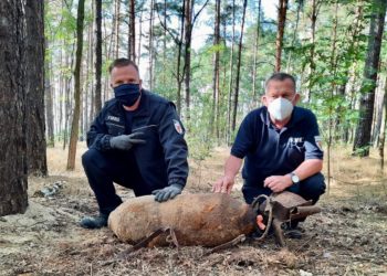 Enrico Schnick (li.) und Uwe Zierdt (re.) nach Entschärfung der Bombe in Forst