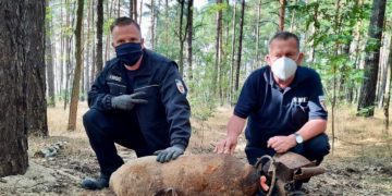 Enrico Schnick (li.) und Uwe Zierdt (re.) nach Entschärfung der Bombe in Forst