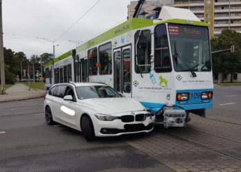 Cottbus: Auto kollidiert in Sandow mit Straßenbahn