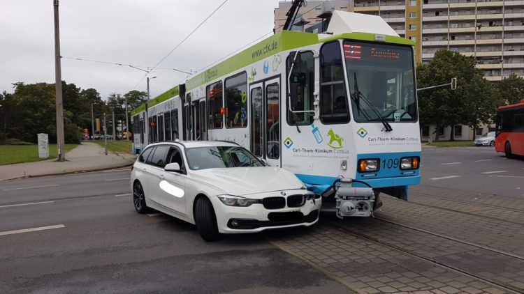 Cottbus: Auto kollidiert in Sandow mit Straßenbahn
