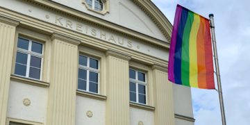 Regenbogenfahne weht vor dem Landratsamt in Senftenberg