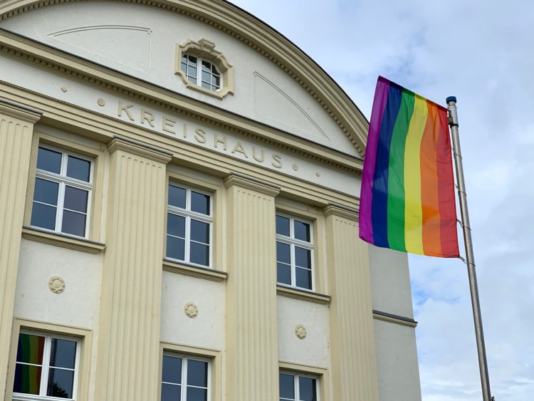 Regenbogenfahne weht vor dem Landratsamt in Senftenberg