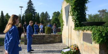 Jugendliche gedenken am KZ-Außenlager in Schwarzheide Holocaustopfern